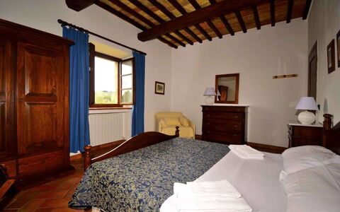 Rocche Di Valiano: Møbel, Seng, Soveværelse, Indretning, Værelse, Gulvbelægning, Sengetøj, Etage, Hjem, Bed Frame