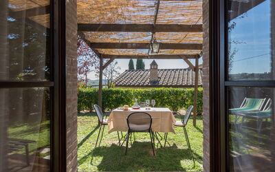 rocche-di-valiano-chianti-castelnuovo-berardenga-glicine-garden