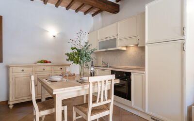 Gaiole Apartment 15: Countertop, Cabinetry, Møbel, Bord, Køkken, Træ, Indretning, Gulvbelægning, Etage