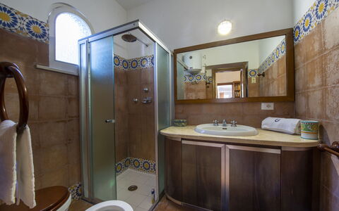 Villa Deli, In Positano, Sea View, Ac: Tap, Sanitærarmatur, Håndvask, Ejendom, Spejl, Badeværelsesvask, Blå, Badeværelse, Purple
