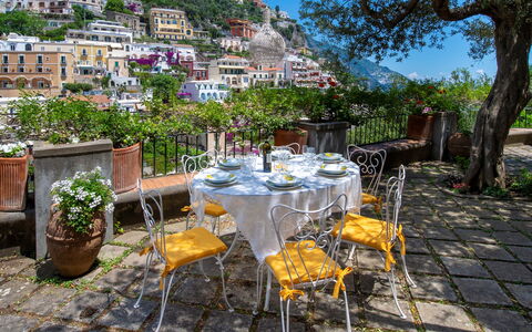 Villa Deli, In Positano, Sea View, Ac: Plante, Bord, Møbel, Ejendom, Stol, Bordservice, Himmel, Udendørs Bord, Blomsterkrukke, Udendørs Møbler
