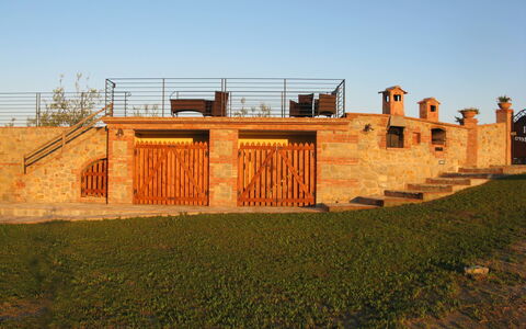 Villa Barbara: Væg, Græs, Land Lot, Bygning, Hus, Arkitektur, Facade, Landskab
