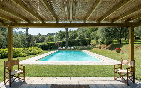 Villa de Ranieri: Plante, Ejendom, Vand, Svømmepøl, Natur, Azure, Skygge, Rektangel, Fritid, Udendørs Møbler