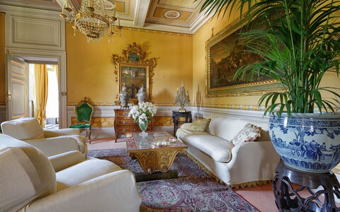Villa de Ranieri: Stue, Værelse, Indretning, Ejendom, Møbel, Bygning, Væg, Ejendom, Loft, Hjem
