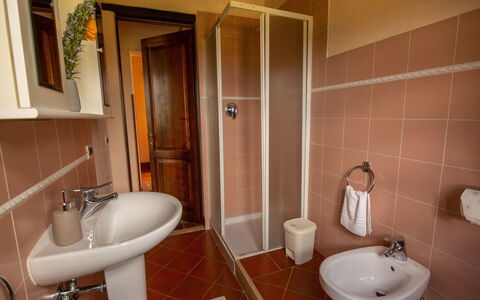 Collina dei Fiori: Badeværelse, Ejendom, Værelse, Toilet, Væg, Sanitærarmatur, Flise, Toiletbræt, Badeværelsesvask, Etage