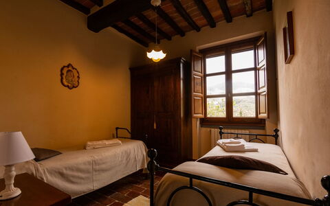 Collina dei Fiori: Værelse, Soveværelse, Seng, Møbel, Ejendom, Bed Frame, Bygning, Indretning, Sengetøj, Suite