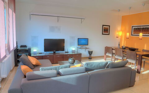Villa Il Poggiolo Apartments - Diano Marina: Værelse, Ejendom, Møbel, Stue, Indretning, Bygning, Etage, Hus, Ejendom, Væg