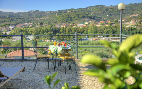 Casa Ilaria - Diano Marina: Vegetationen, Træ, Landdistrikt, Hill Station, Landskab, Plante, Græs, Ferie, Turisme, Bjerg