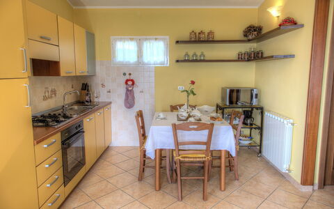 Casa Ilaria - Diano Marina: Ejendom, Værelse, Køkken, Møbel, Bygning, Gul, Hus, Ejendom, Indretning, Cabinetry