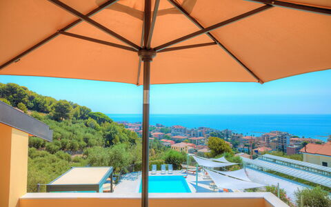 Villa Il Poggiolo - Diano Marina: Ejendom, Skygge, Paraply, Hus, Himmel, Bygning, Ejendom, Tag, Dagslys, Loft