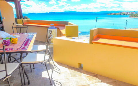 Golfo Aranci Ortensia Apartments: Ejendom, Gul, Værelse, Turquoise, Møbel, Ferie, Bygning, Bord, Indretning, Altan