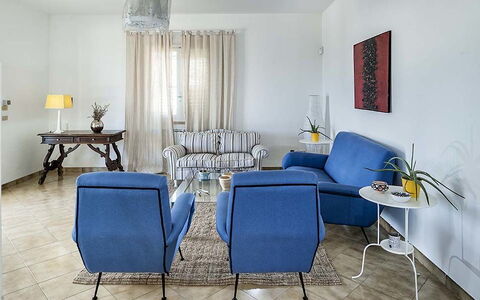 Bianca: Møbel, Indretning, Gulvbelægning, Væg, Etage, Couch, Stol, Textile, Værelse, Stue