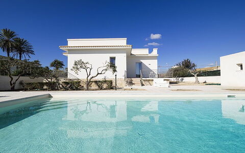 Villa Berbaro: Vand, Himmel, Ejendom, Azure, Svømmepøl, Træ, Bygning, Sky, Ejendom, Fritid
