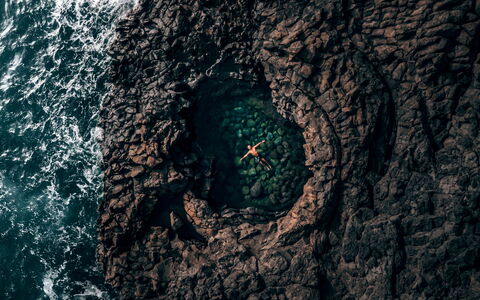 Terre Di Bea Cottage By The Sea Cefalu': Vand, Bedrock, Electric Blue, Rots, Jord, Mønster, Vind Wave