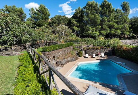 Eden Retreat: Vand, Sky, Plante, Vandressourcer, Himmel, Ejendom, Plantesamfund, Botanik, Svømmepøl, Træ