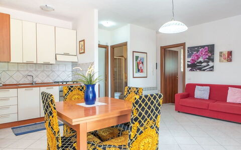 Residence Villa Smeralda: Møbel, Indretning, Gulvbelægning, Etage, Træ, Værelse, Loft, Bord, Stol, Spisestue