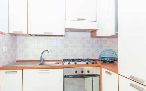 Residence Villa Smeralda: Køkken, Køkken Apparat, Større Bandage, Countertop, Træ, Gulvbelægning, Indretning, Køkkenvask, Cabinetry, Hjem