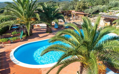 Residence Villa Smeralda: Vand, Plante, Ejendom, Træ, Himmel, Azure, Svømmepøl, Arecales, Vegetationen, Fritid