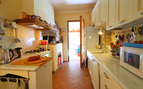 Villa La Collinetta: Cabinetry, Countertop, Køkken Apparat, Håndvask, Husholdningsapparat, Træ, Køkken, Køkkenvask, Indretning, Etage
