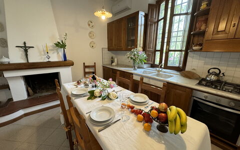 Casa Romana: Møbel, Indretning, Træ, Gulvbelægning, Bord, Countertop, Køkken & Spisebord, Bordservice, Køkken, Værelse
