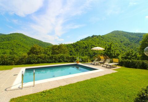La Casa del Nonno: Vand, Himmel, Sky, Plante, Grøn, Svømmepøl, Azure, Naturlige Landskab, Træ, Bygning
