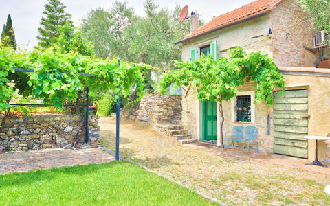 Country Home Il Passatempo: Ejendom, Grøn, Hus, Væg, Bygning, Ejendom, Hjem, Træ, Gård, Græs
