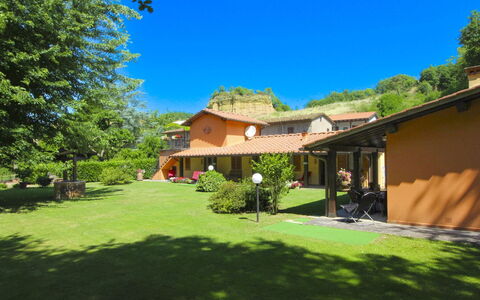 Villa le Balze: Græs, Hus, Boligområde, Busk, Tag, Hjem, Estate, Landskab, Land Lot