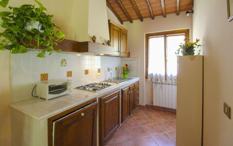 Villa le Balze: Køkken, Countertop, Træ, Indretning, Køkken Apparat, Gulvbelægning, Møbel, Større Bandage, Værelse, Belysning