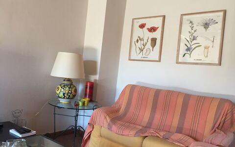 Casa Alla Minuccia Di Villa a Sesta: Værelse, Møbel, Stue, Ejendom, Indretning, Gul, Væg, Lyserød, Couch, Bord