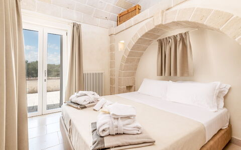 Il Casalino - Corte dei Messapi: Møbel, Ejendom, Bygning, Komfort, Textile, Træ, Indretning, Bed Frame, Etage, Seng