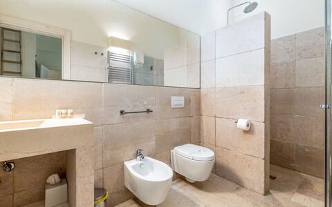 La Residenza - Corte dei Messapi: Spejl, Sanitærarmatur, Ejendom, Bygning, Håndvask, Tap, Badeværelse, Badeværelsesvask, Indretning, Toilet