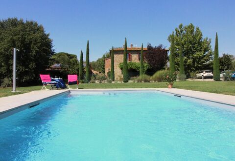 Galleria di Brolio: Vand, Himmel, Plante, Ejendom, Svømmepøl, Bygning, Azure, Træ, Fritid, Græs