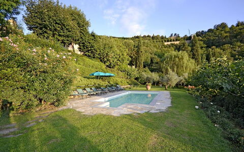 Villa Santa Maria: Naturlige Landskab, Ejendom, Naturreservat, Svømmepøl, Ejendom, Estate, Græs, Træ, Landskab, Hus