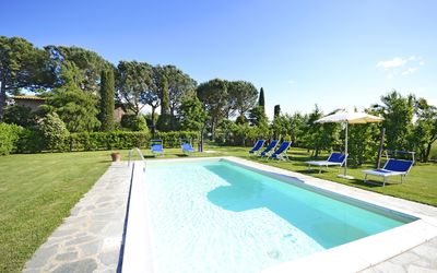 Casa i Pini: Swimming pool and garden
