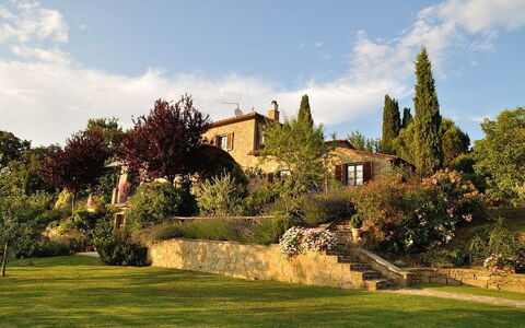 Villa Rosmarino: Ejendom, Naturlige Landskab, Himmel, Estate, Hus, Græs, Hjem, Træ, Bygning, Sky