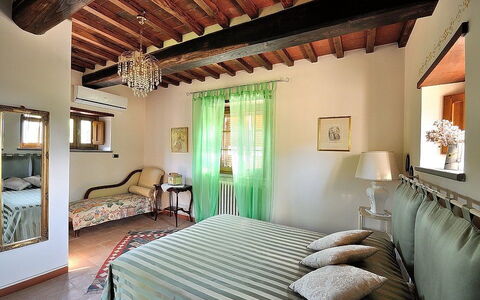 Villa Rosmarino: Soveværelse, Ejendom, Værelse, Møbel, Loft, Seng, Indretning, Bygning, Sengetøj, Bed Frame