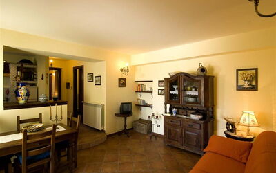 Villa Ivoni 1: Værelse, Ejendom, Bygning, Indretning, Møbel, Stue, Etage, Hus, Loft, Ejendom