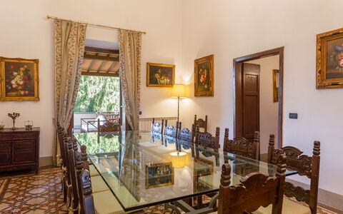 Villa Francesca: Værelse, Ejendom, Indretning, Bygning, Hus, Møbel, Spisestue, Ejendom, Bord, Estate