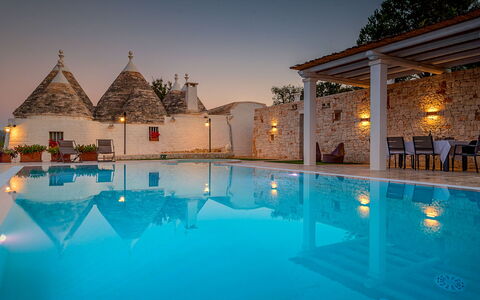 Trullo Oak: Vand, Himmel, Svømmepøl, Azure, Plante, Bygning, Belysning, Træ, Krop Af Vand, Sky