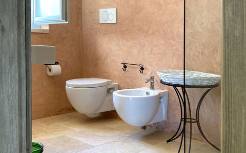 Trullo Oak: Brun, Sanitærarmatur, Ejendom, Bygning, Badeværelse, Toiletbræt, Badeværelsesvask, Toilet, Purple, Tap