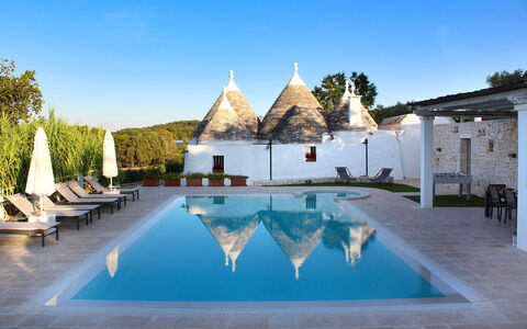 Trullo Oak: Himmel, Vand, Ejendom, Azure, Bygning, Træ, Arkitektur, Krop Af Vand, Fritid, Skygge