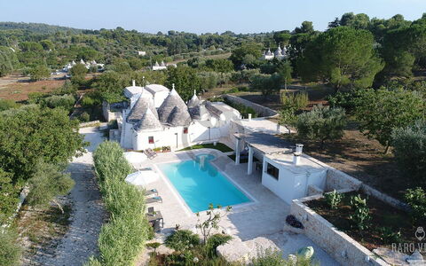 Trullo Oak: Vand, Plante, Himmel, Træ, Bygning, Azure, Svømmepøl, Ejendom, Fritid, Landskab