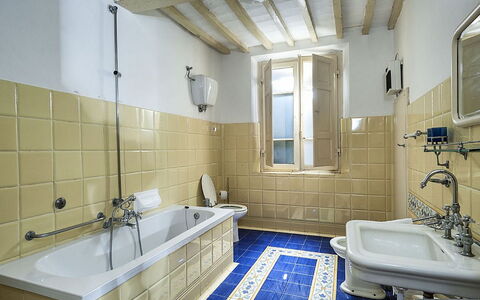 Villa Montalcinello In Siena, Private Pool: Spejl, Tap, Sanitærarmatur, Badekar, Ejendom, Håndvask, Badeværelse, Vindue, Badeværelsesvask, Purple