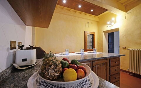 Villa Montalcinello In Siena, Private Pool: Cabinetry, Countertop, Ejendom, Køkken, Mad, Indretning, Belysning, Træ, Stueplante, Sanitærarmatur