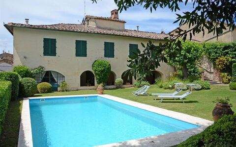 Villa Montalcinello In Siena, Private Pool: Vand, Plante, Himmel, Ejendom, Bygning, Sky, Grøn, Azure, Svømmepøl, Vindue