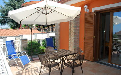 Etna View Holiday House In Catania: Bord, Møbel, Ejendom, Stol, Plante, Udendørs Bord, Skygge, Udendørs Møbler, Indretning, Træ