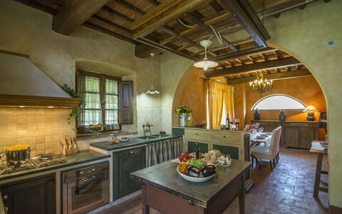Villa Del Monte: Værelse, Ejendom, Bygning, Countertop, Indretning, Møbel, Loft, Bjælke, Køkken, Hus