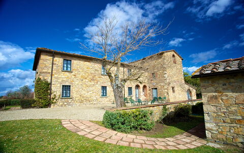 Agriturismo la Papessa: Sky, Himmel, Plante, Ejendom, Vindue, Natur, Bygning, Blå, Naturlige Landskab, Land Lot