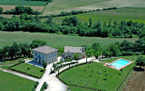 Bazzani Apartments In Siena: Plante, Ejendom, Grøn, Træ, Bygning, Naturlige Landskab, Land Lot, Græs, Urban Design, Vegetationen