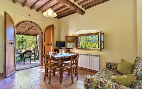Bazzani Apartments In Siena: Møbel, Bord, Couch, Træ, Indretning, Stol, Bygning, Stueplante, Etage, Gulvbelægning